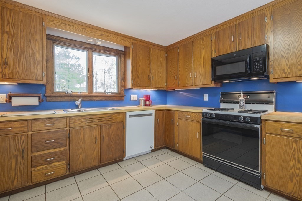 12 Hidden Ledge Road Manchester, MA 01944 - Photo 8 of 26 Gallery Image 8