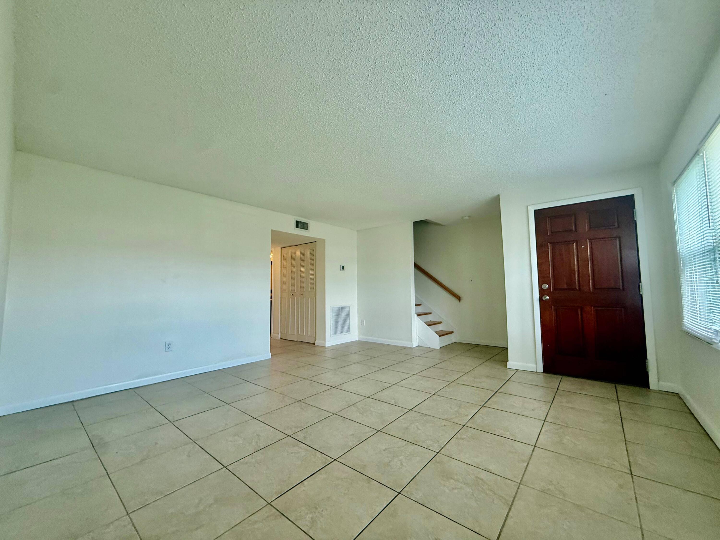 329 Gulfstream Road Dania Beach, FL 33004 - Photo 12 of 20 WhatsApp Image 2026-08-27 at 21.50.25 (5