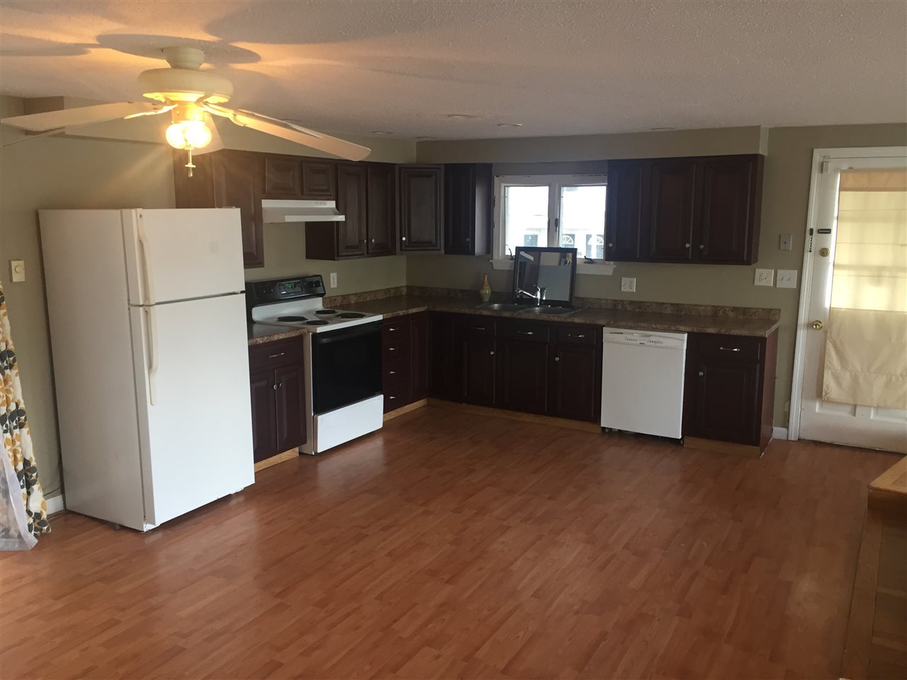 112 Calef Road Manchester, NH 03103 - Photo 4 of 28