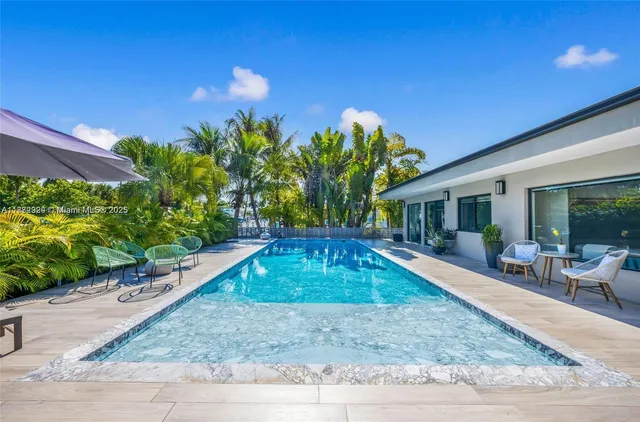 a view of a backyard