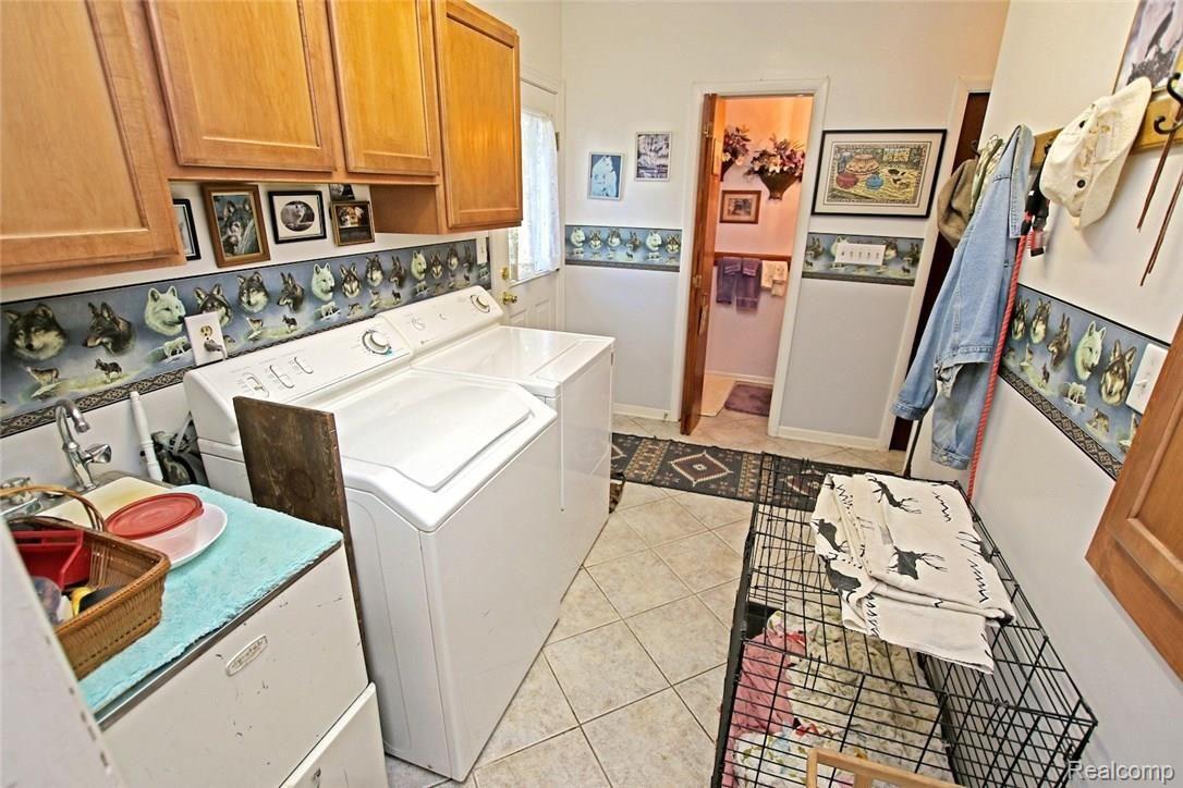 6451 Oakhill Road Clarkston, MI 48348 - Photo 34 of 52 34) Laundry Room.jpg