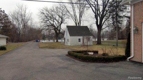 9155 Hilton Road Brighton, MI 48114 - Photo 2 of 14 OUT-BLDG.JPG