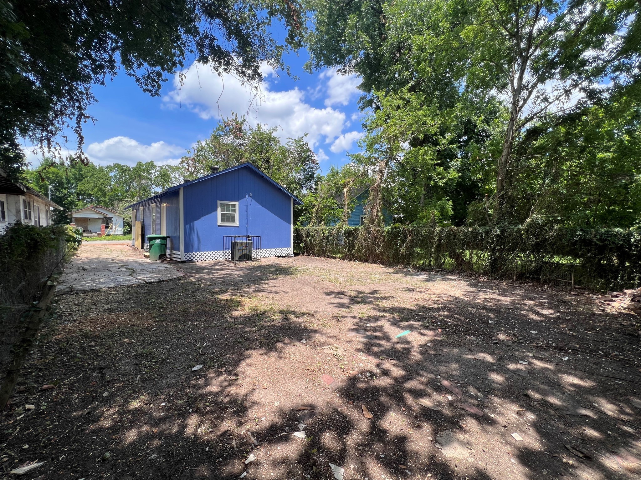 2412 Stuart Street Houston, TX 77004 - Photo 18 of 32 a view of a house with a yard