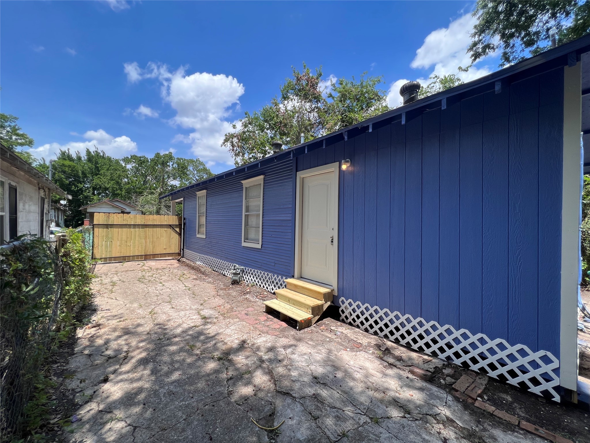 2412 Stuart Street Houston, TX 77004 - Photo 19 of 32 a backyard of a house with a tree