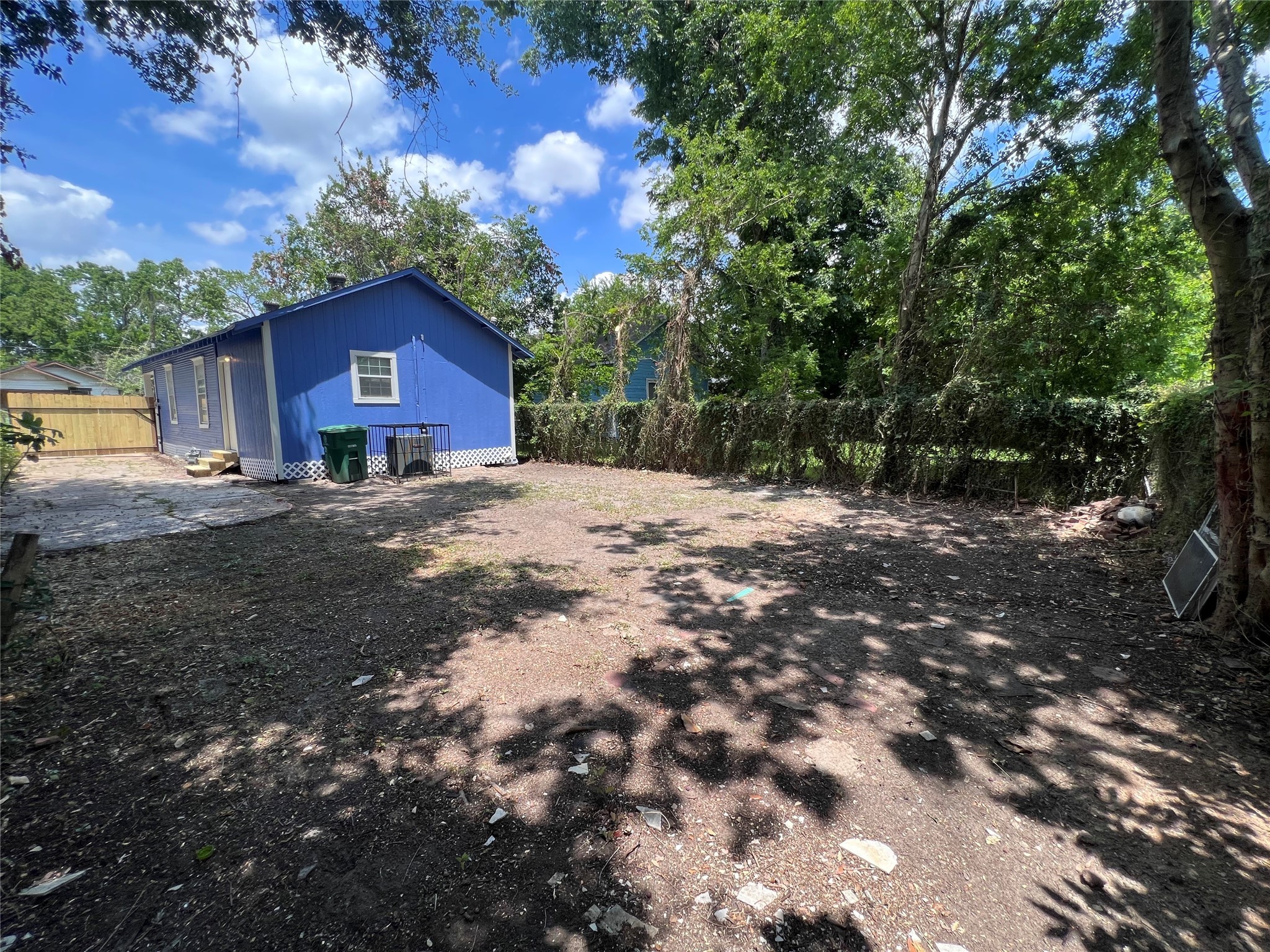 2412 Stuart Street Houston, TX 77004 - Photo 21 of 32 a big yard with large trees