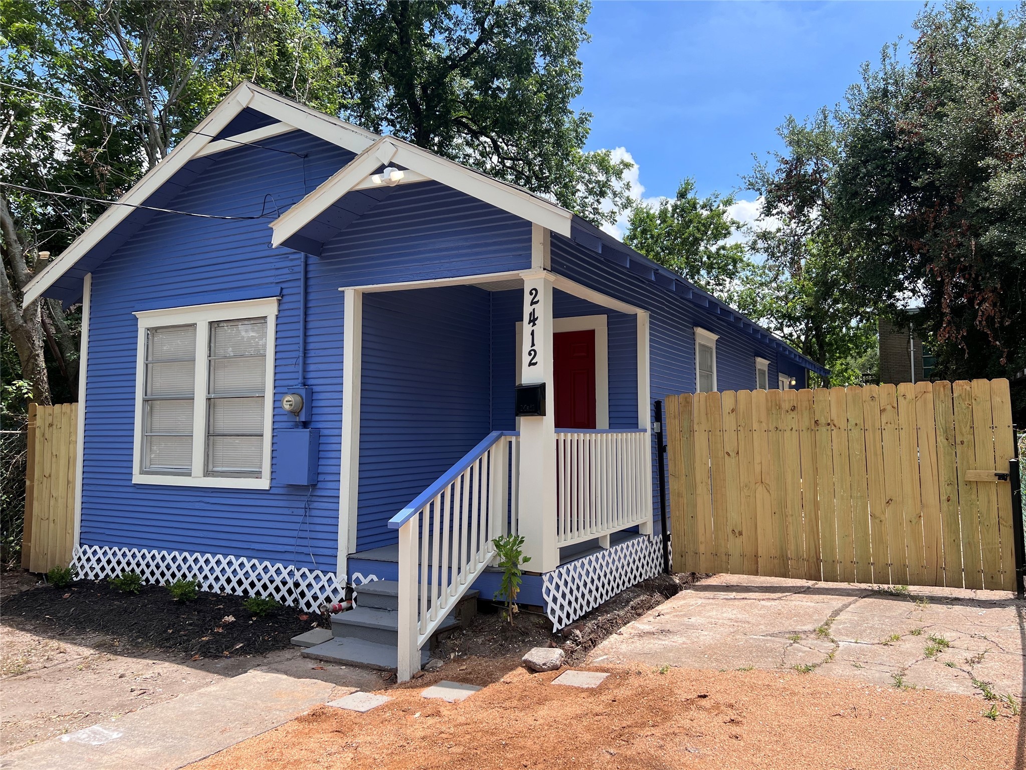 2412 Stuart Street Houston, TX 77004 - Photo 22 of 32 a view of front of a house with a fence