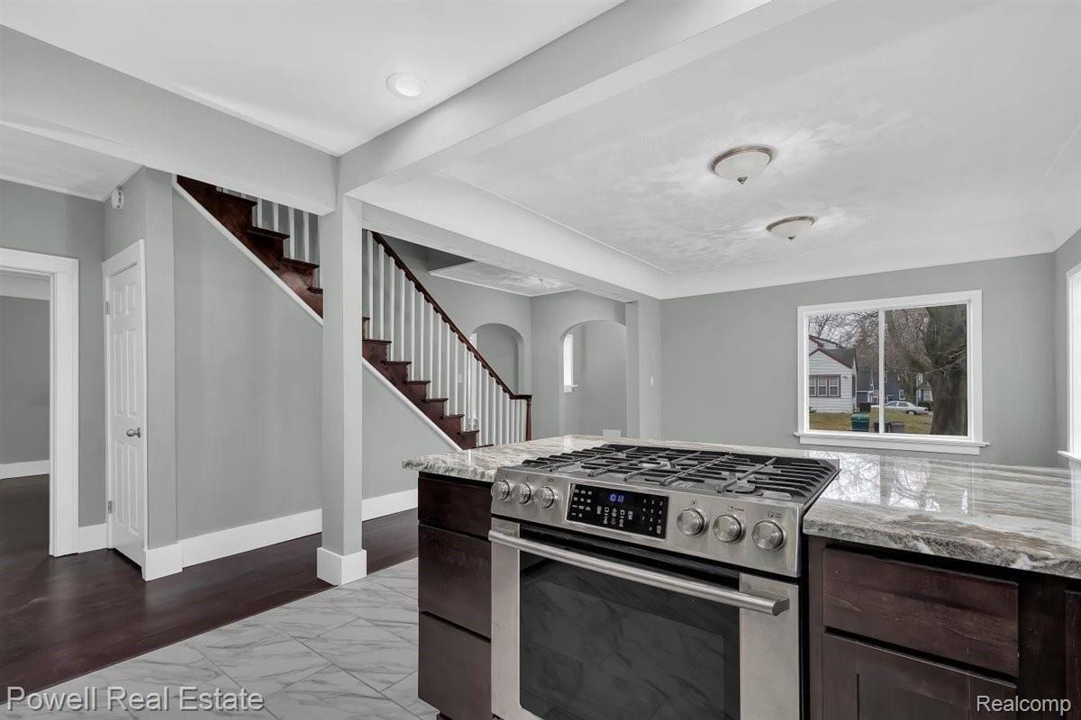 221 Chippewa Road Pontiac, MI 48341 - Photo 9 of 27 09-DSC_2602.jpg