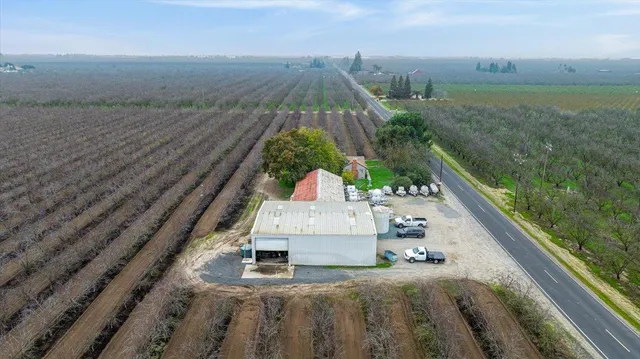 a view of a yard in front of the house