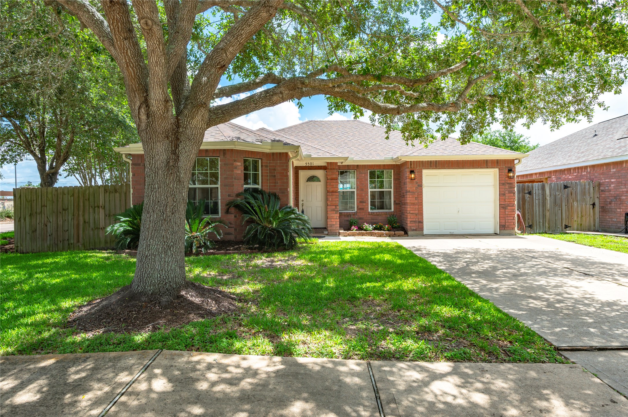 5501 Rio Sabinas Street Rosharon, TX 77583 - Photo 3 of 33