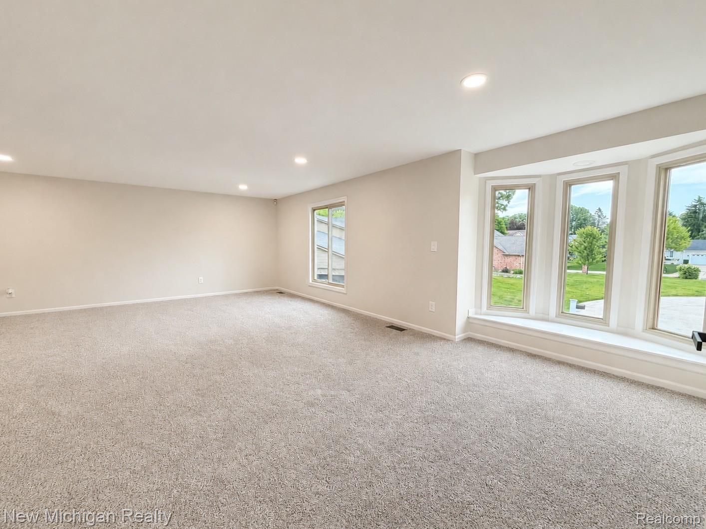 650 Deerfield Court Rochester, MI 48309 - Photo 20 of 37 Spacious & luxurious Ensuite master bedroom with bay window and additional space