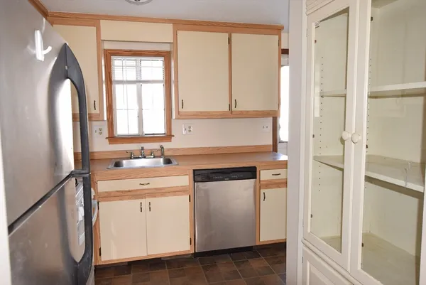 $2,300 | 1245 Pawtucket Boulevard, Unit 4, Lowell, MA 01854