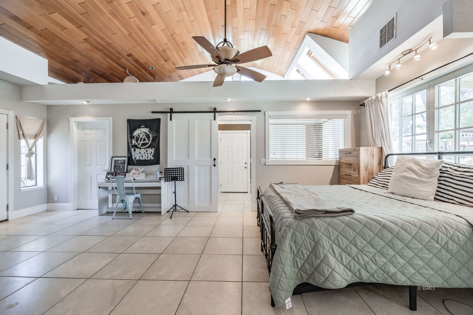 1025 Randall Street Ridgecrest, CA 93555 - Photo 41 of 50 a bedroom with a bed and a table in it