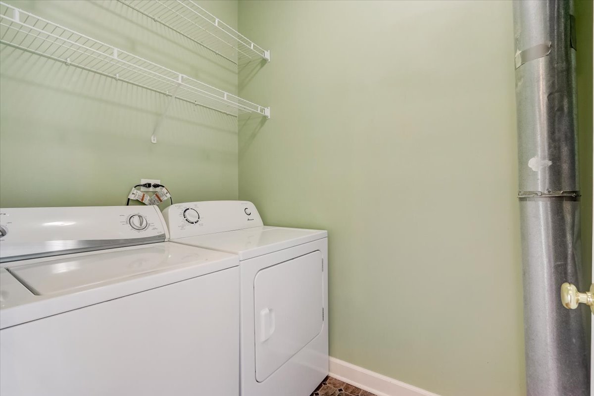 3372 Ravinia Circle Aurora, IL 60504 - Photo 16 of 39 a utility room with dryer and washer