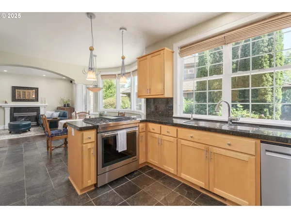 $869,000 | 2808 Edgewater Drive, Eugene, OR 97401