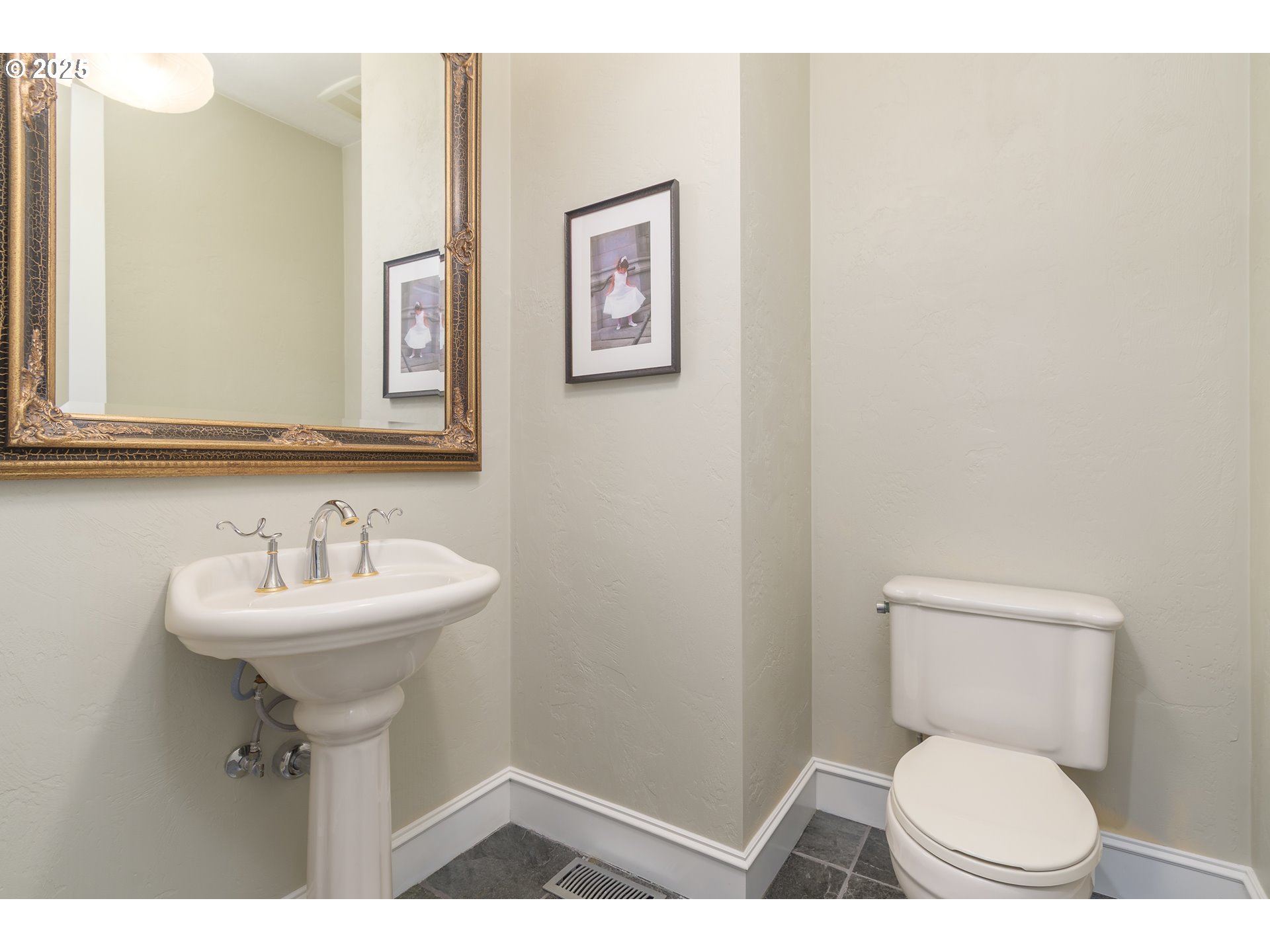 2808 Edgewater Drive Eugene, OR 97401 - Photo 21 of 48 Bathroom