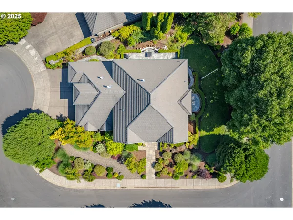 $869,000 | 2808 Edgewater Drive, Eugene, OR 97401