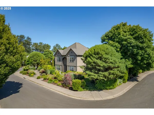 $869,000 | 2808 Edgewater Drive, Eugene, OR 97401