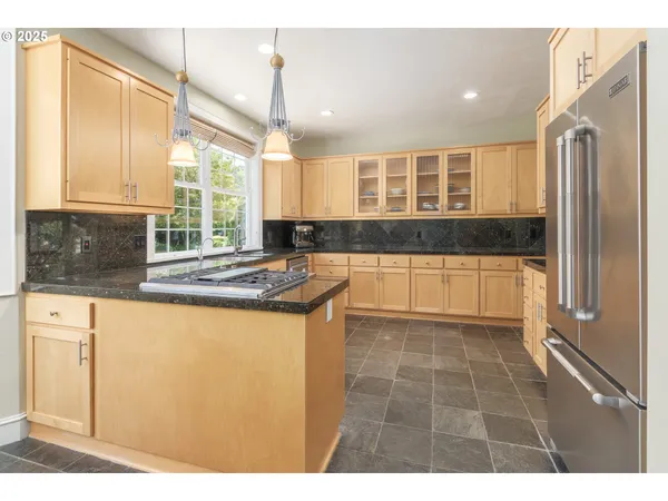 $869,000 | 2808 Edgewater Drive, Eugene, OR 97401