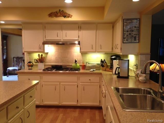 374 Lake Forest Road Rochester, MI 48309 - Photo 17 of 37 374 LF kitchen2.jpg