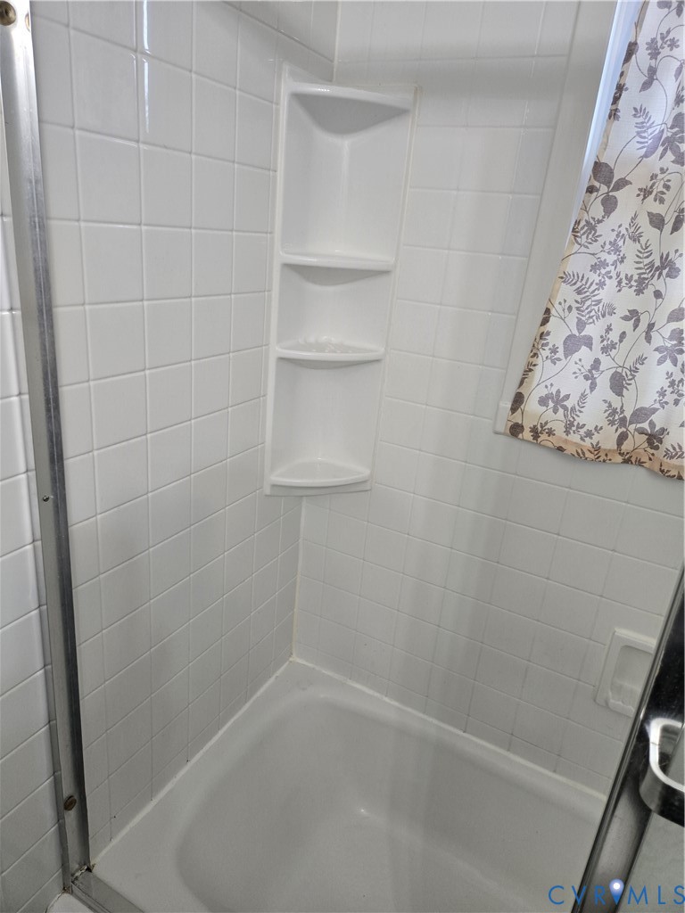 2707 Academy Road Powhatan, VA 23139 - Photo 18 of 27 a bathroom with a bathtub