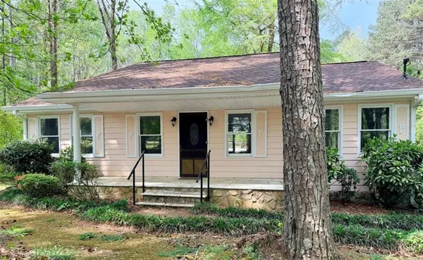 a view of a house with a yard