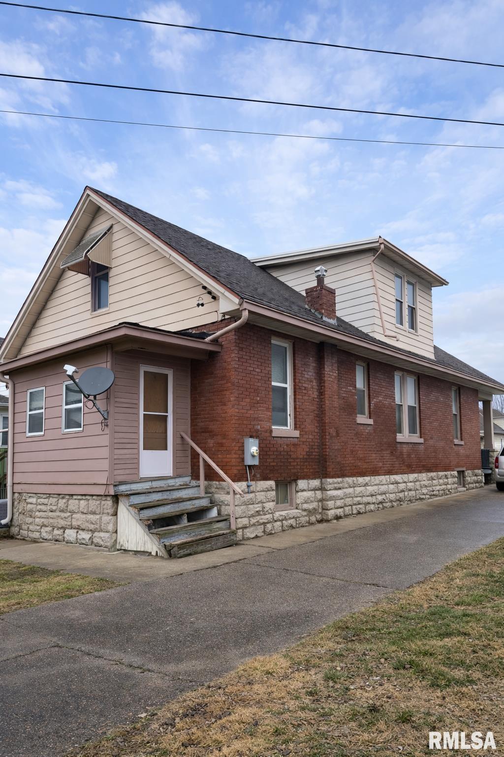 2050 Broadway Street Quincy, IL 62301 - Photo 2 of 11
