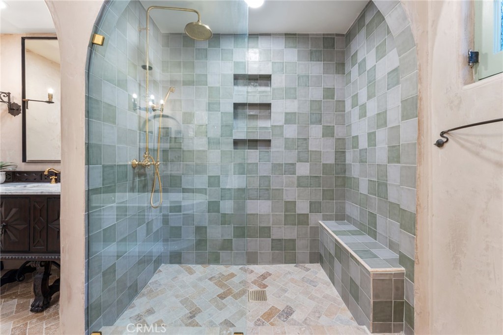 4855 Glenwood Drive Riverside, CA 92501 - Photo 15 of 39 a bathroom with a bathtub