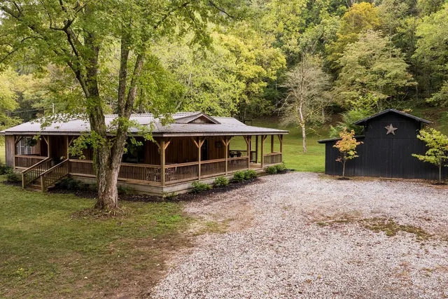 a view of a house with a yard