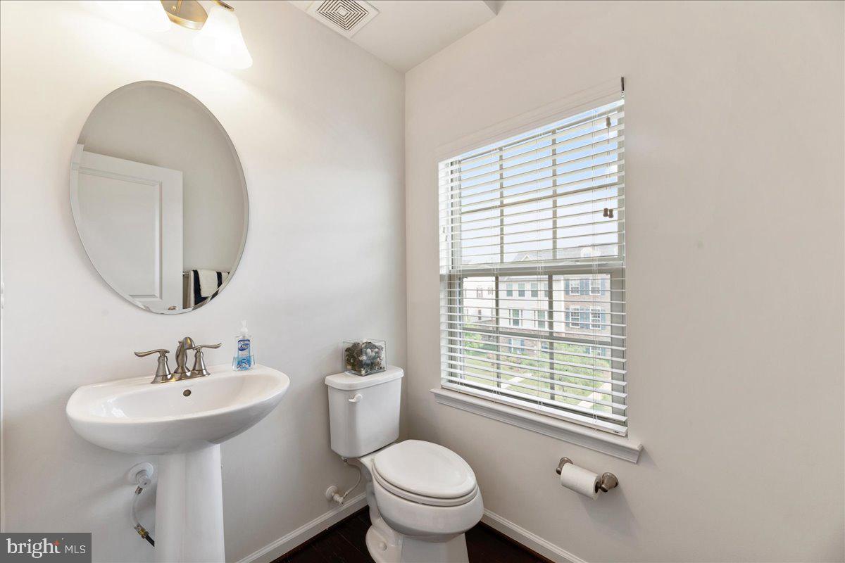 13613 Rockingham Lane Gainesville, VA 20155 - Photo 15 of 46 Convenient Powder room!