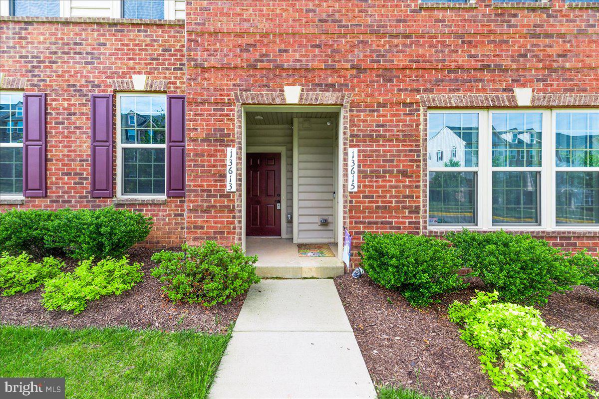 13613 Rockingham Lane Gainesville, VA 20155 - Photo 4 of 46 Professionally landscaped.