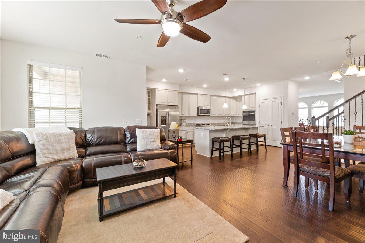 13613 Rockingham Lane Gainesville, VA 20155 - Photo 10 of 46 Tons of space in the Family room!