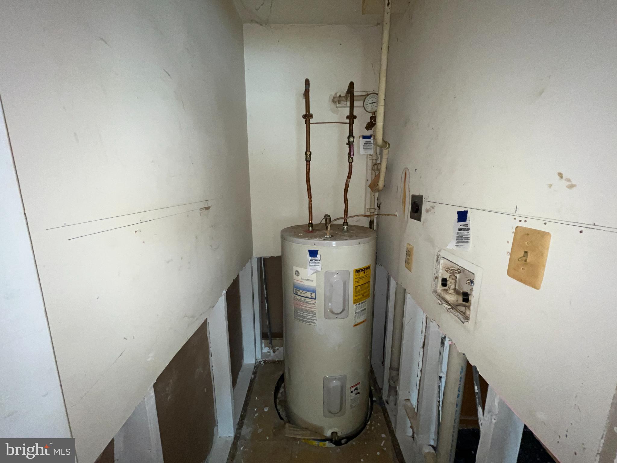 1152 Windemere Court Fort Washington, MD 20744 - Photo 19 of 22 a utility room with dryer and washer