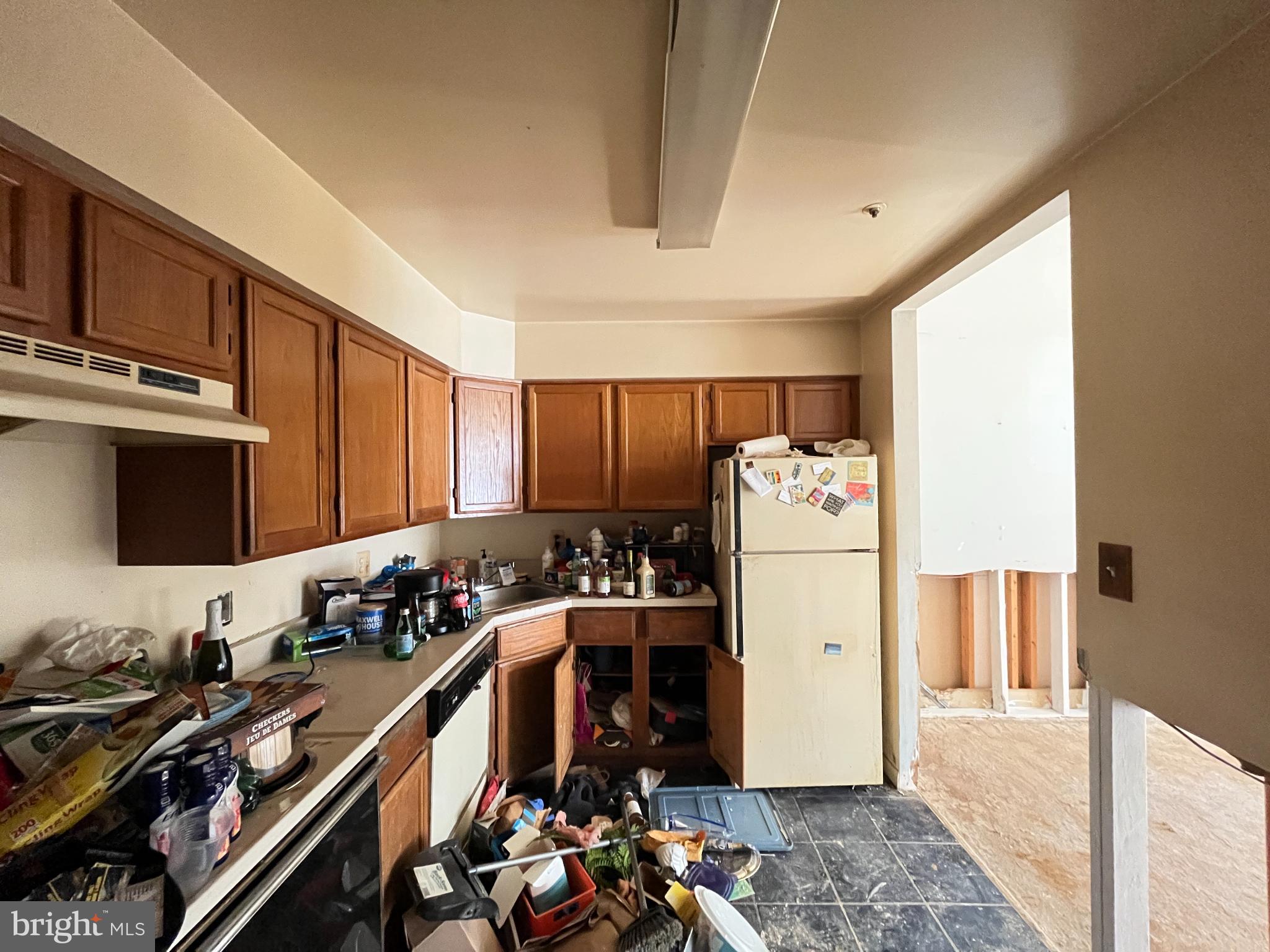 1152 Windemere Court Fort Washington, MD 20744 - Photo 7 of 22 a kitchen with a refrigerator and a stove top oven