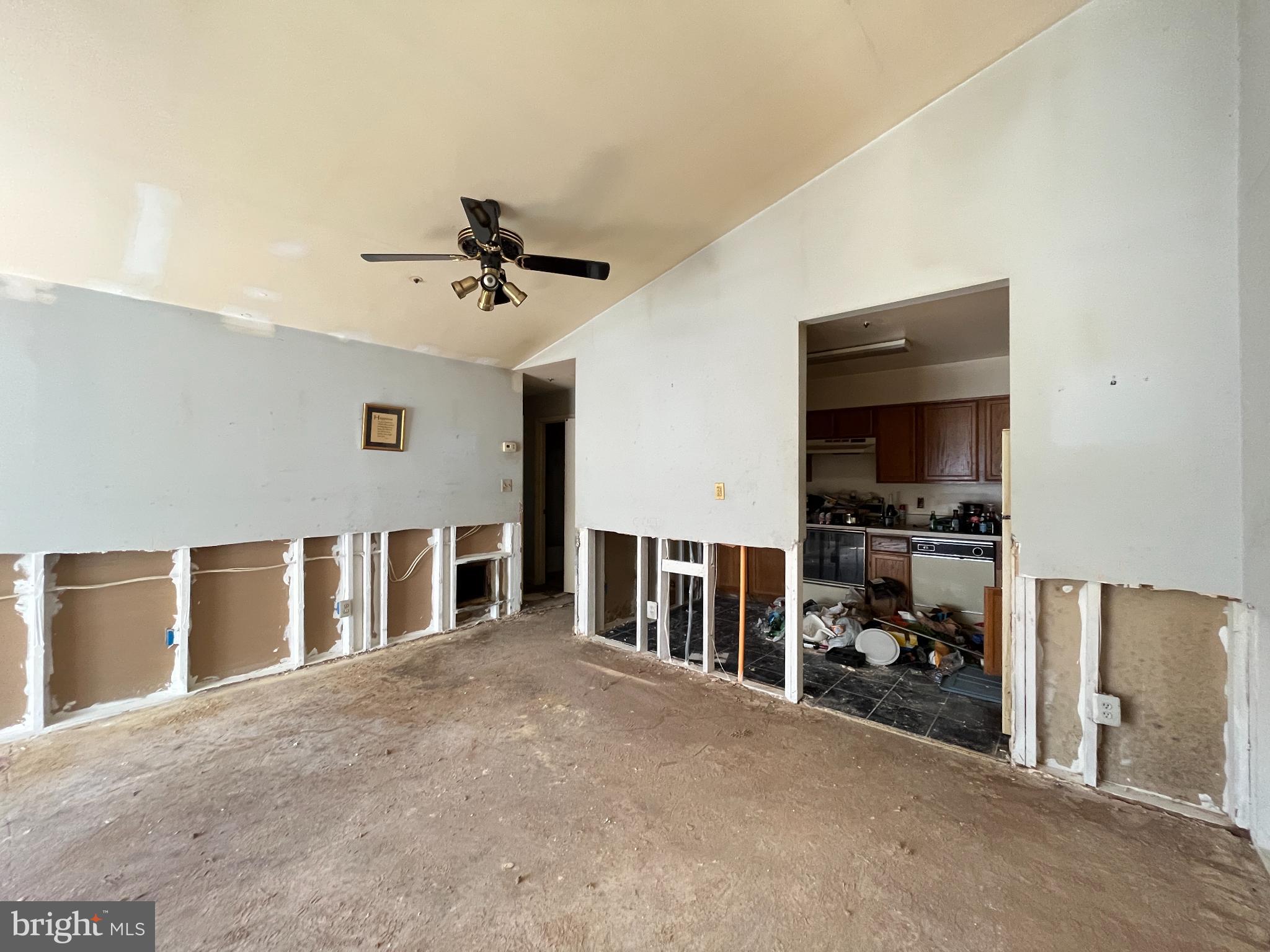 1152 Windemere Court Fort Washington, MD 20744 - Photo 8 of 22 a big room with chandelier fan and a livingroom