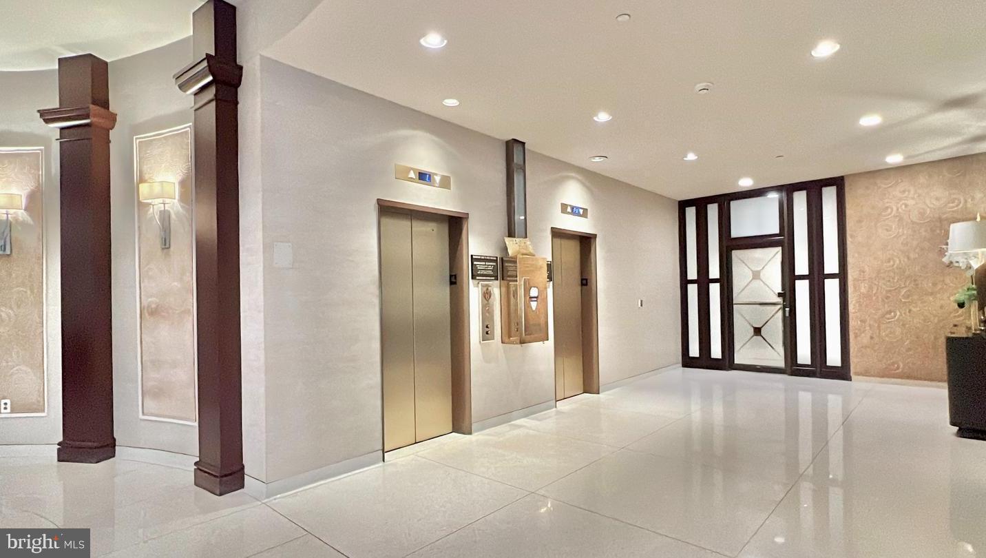 191 Presidential Boulevard, Unit R828 Bala Cynwyd, PA 19004 - Photo 11 of 50 a view of a hallway with wooden floor and windows