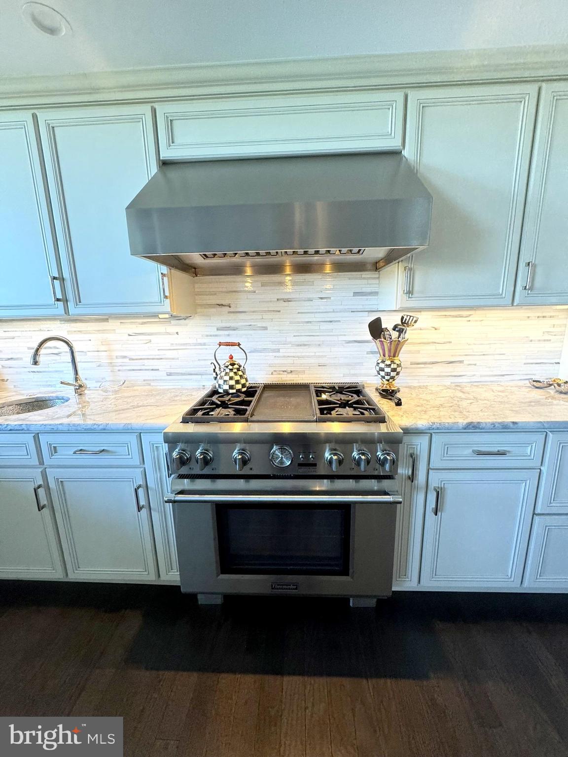 191 Presidential Boulevard, Unit R828 Bala Cynwyd, PA 19004 - Photo 24 of 50 a stove top oven sitting inside of a kitchen