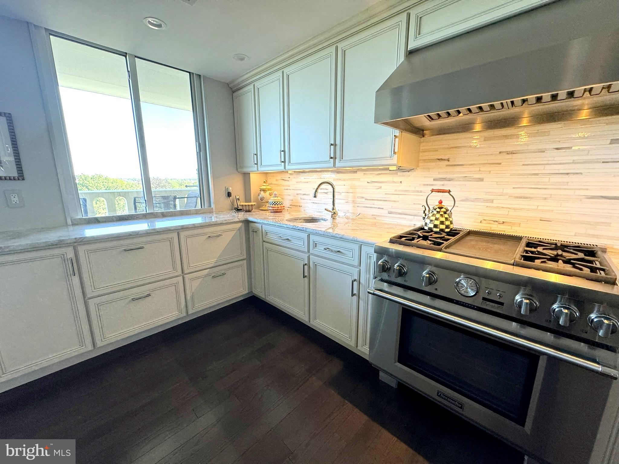 191 Presidential Boulevard, Unit R828 Bala Cynwyd, PA 19004 - Photo 27 of 50 a kitchen with a stove and a sink