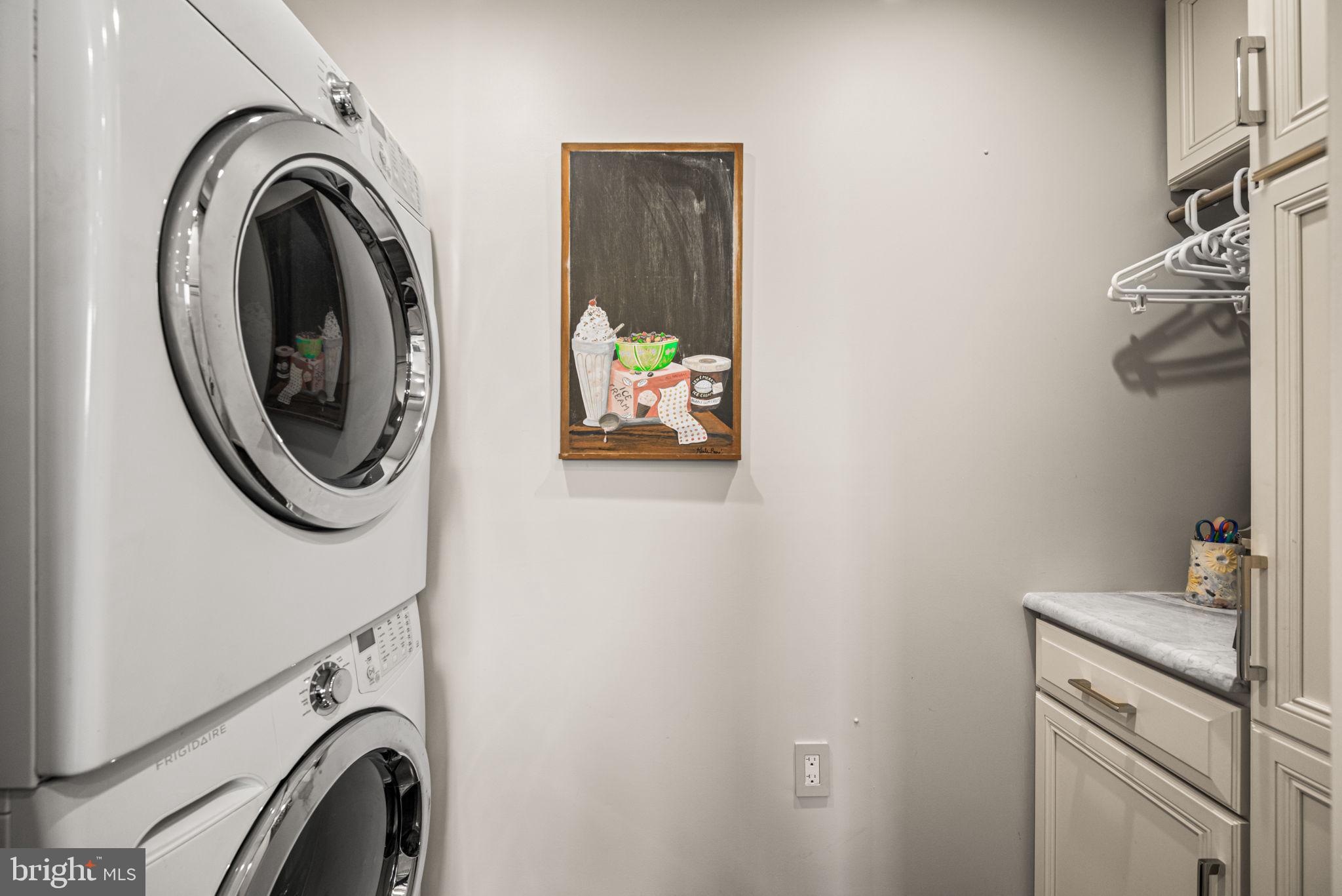 191 Presidential Boulevard, Unit R828 Bala Cynwyd, PA 19004 - Photo 29 of 50 a utility room with dryer and washer
