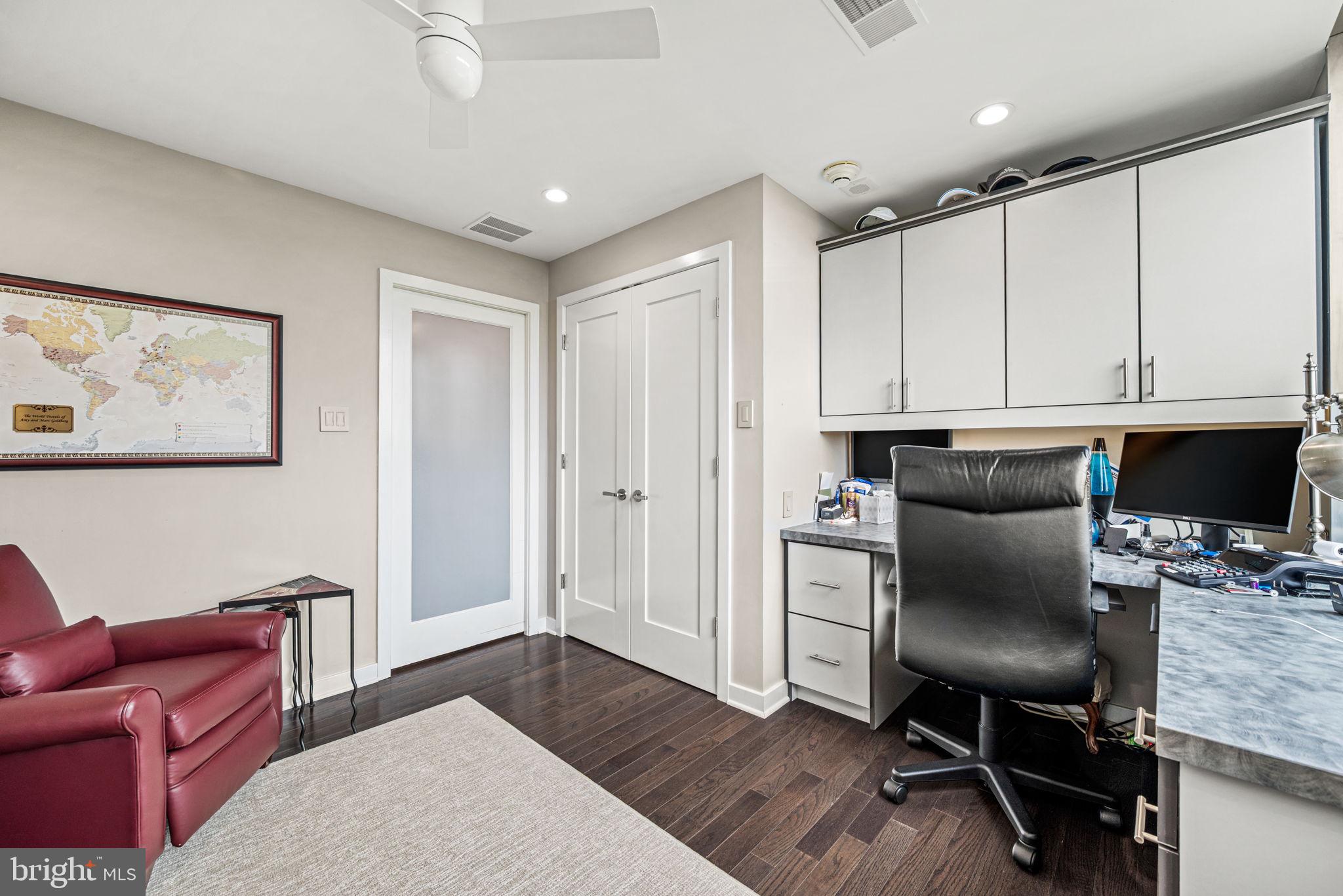 191 Presidential Boulevard, Unit R828 Bala Cynwyd, PA 19004 - Photo 36 of 50 a workspace with furniture and wooden floor