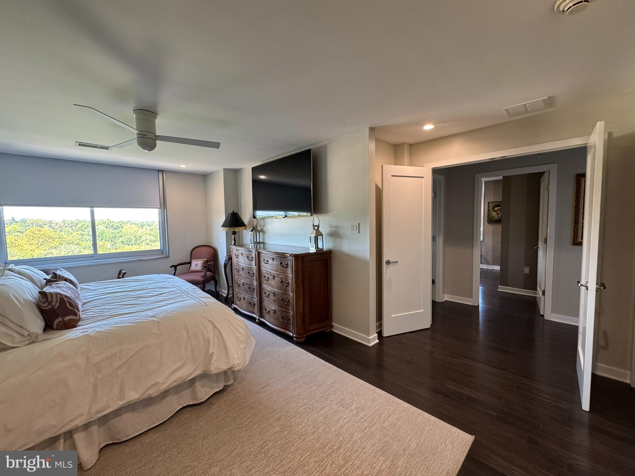 191 Presidential Boulevard, Unit R828 Bala Cynwyd, PA 19004 - Photo 39 of 50 a bedroom with a bed and a flat screen tv