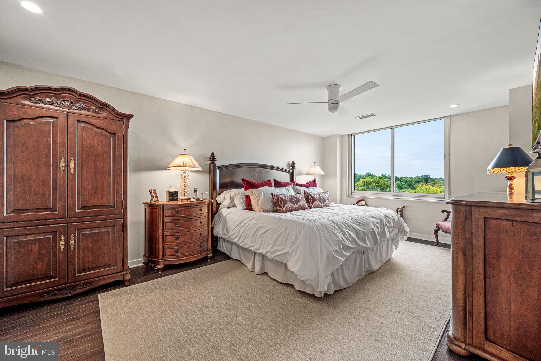 191 Presidential Boulevard, Unit R828 Bala Cynwyd, PA 19004 - Photo 40 of 50 a bedroom with bed and window