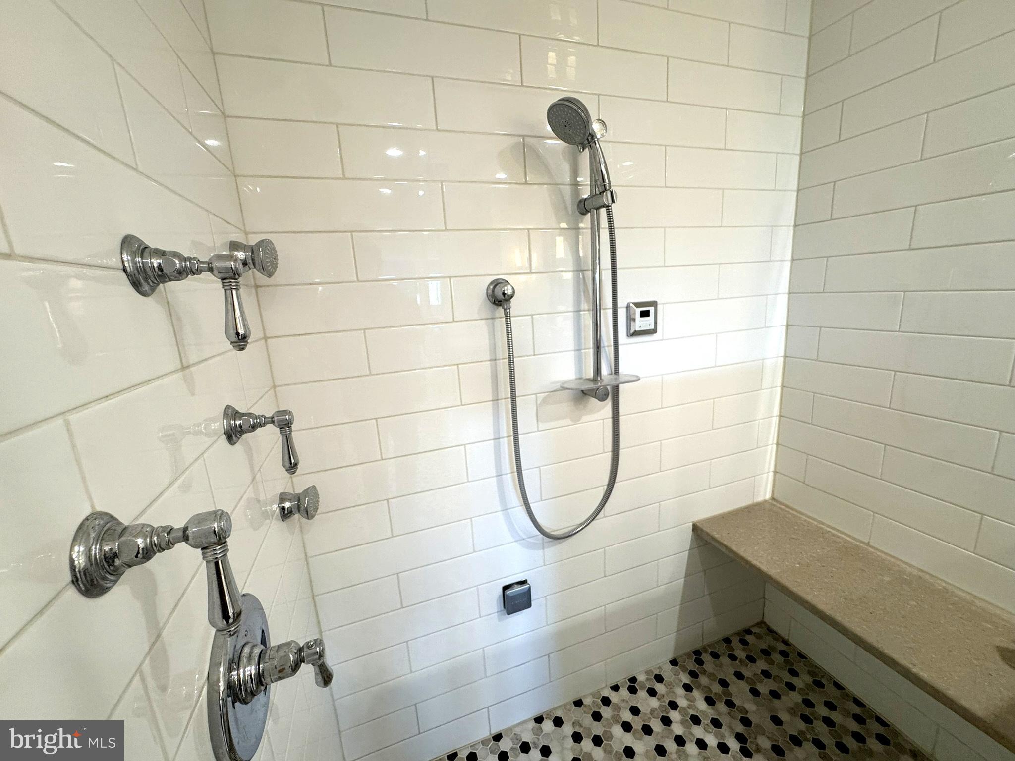 191 Presidential Boulevard, Unit R828 Bala Cynwyd, PA 19004 - Photo 42 of 50 a bathroom with a shower