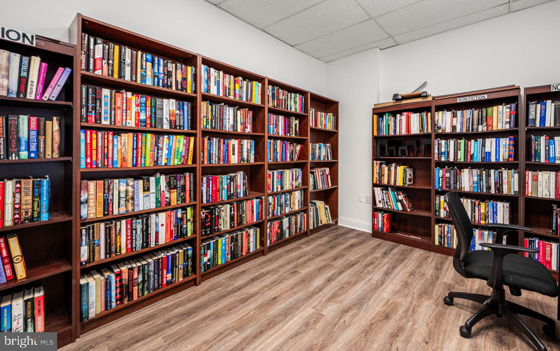 191 Presidential Boulevard, Unit R828 Bala Cynwyd, PA 19004 - Photo 10 of 50 a living room with a book shelf and a book shelf