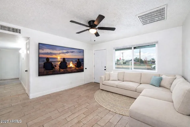 $1,800 | 157 West Juniper Street, Mesa, AZ 85201