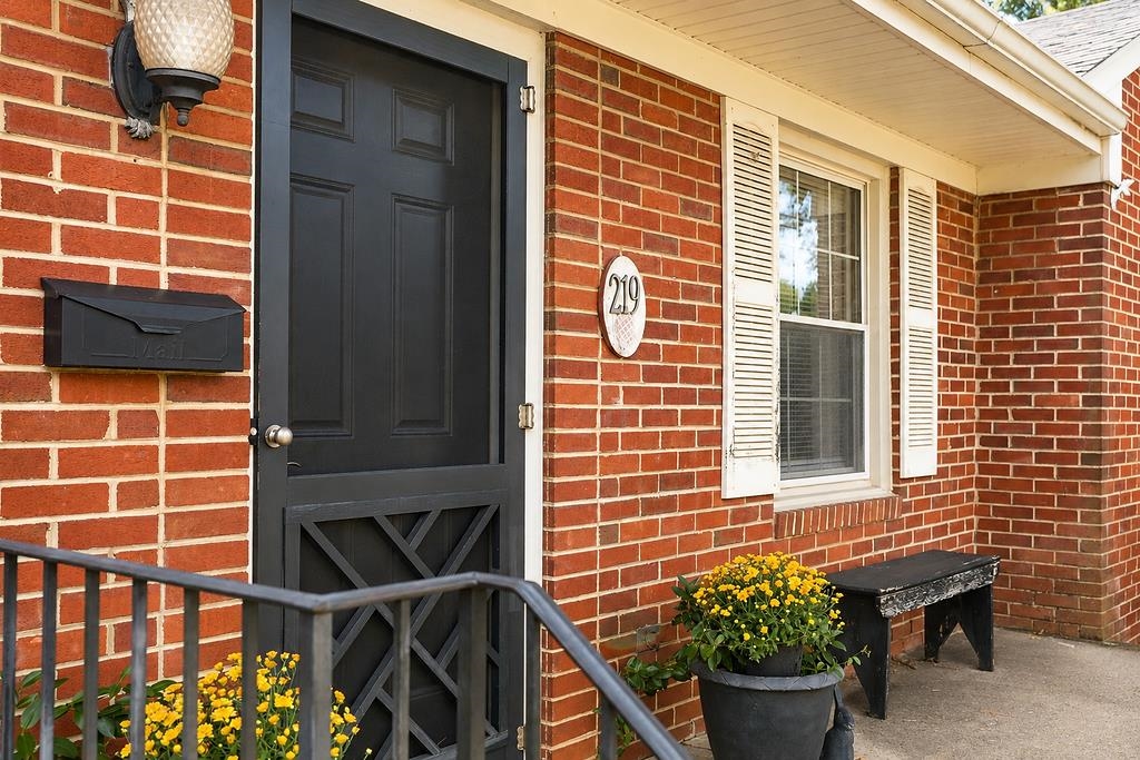 219 Robin Road Waynesboro, VA 22980 - Photo 2 of 39 Gallery Image 2