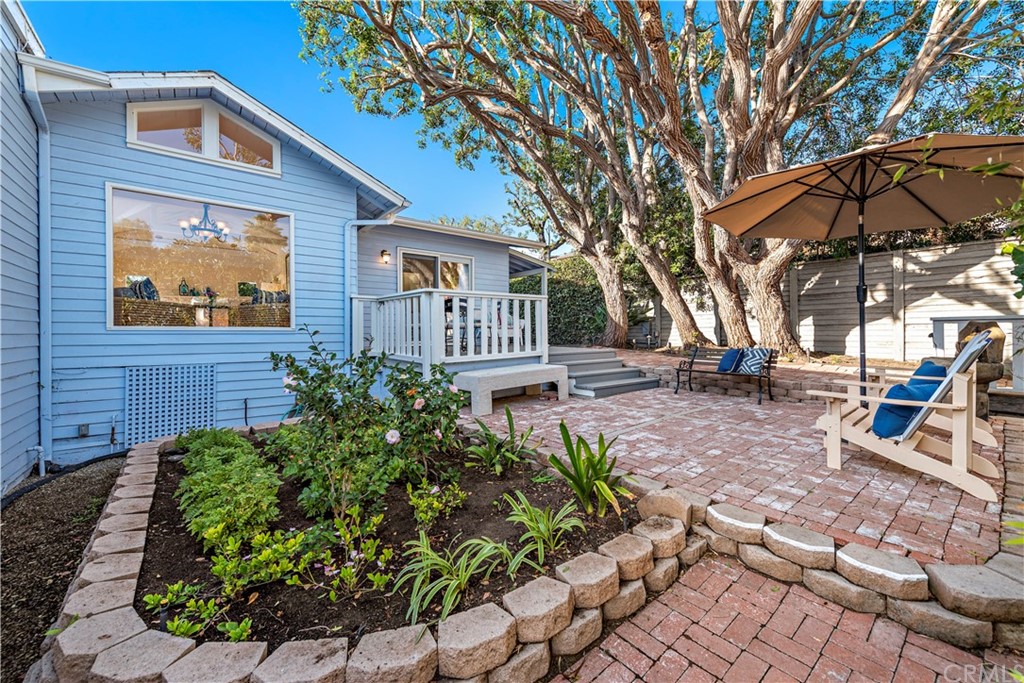 429 Hawthorne Road Laguna Beach, CA 92651 - Photo 17 of 33 a view of a building with a bench