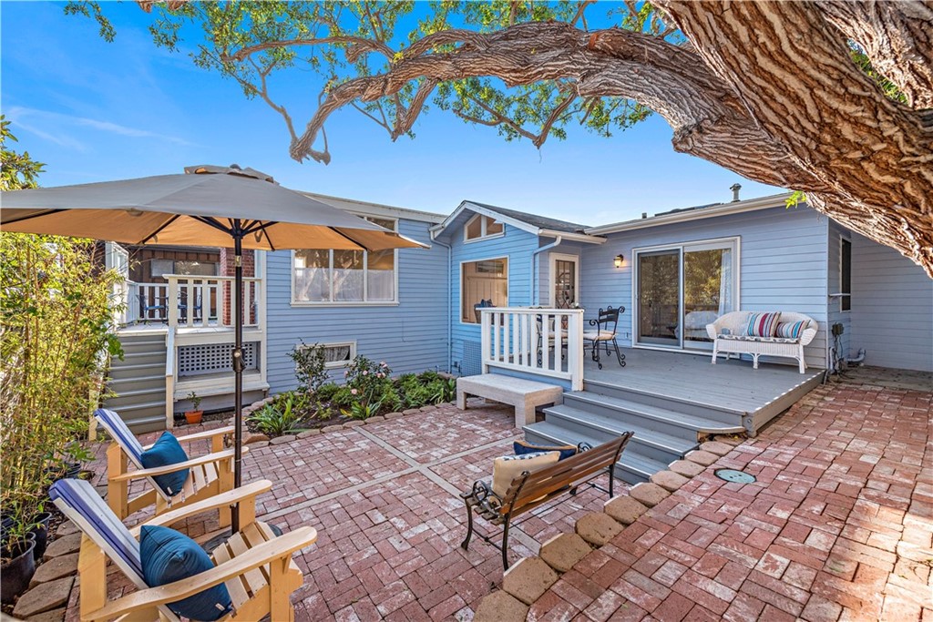 429 Hawthorne Road Laguna Beach, CA 92651 - Photo 18 of 33 a front view of a house with garden