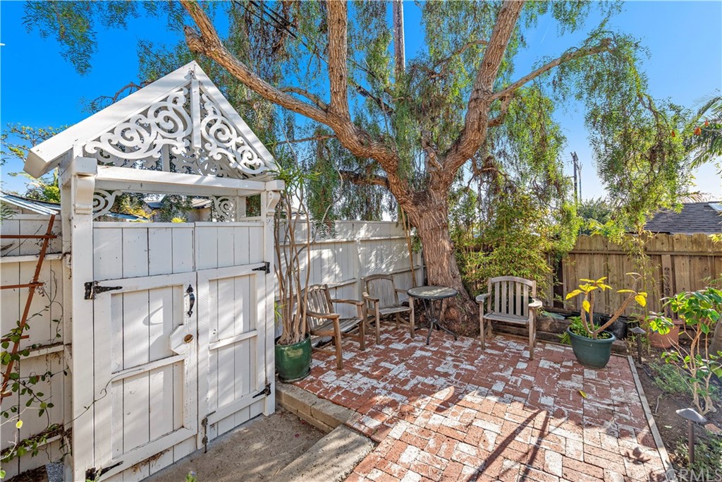 429 Hawthorne Road Laguna Beach, CA 92651 - Photo 28 of 33 a view of a chairs and table in backyard