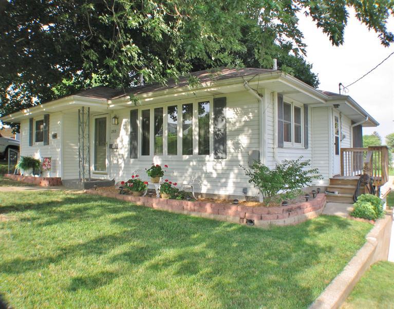 2515 Cleveland Street Clinton, IA 52732 - Photo 1 of 17 Gallery Image 1