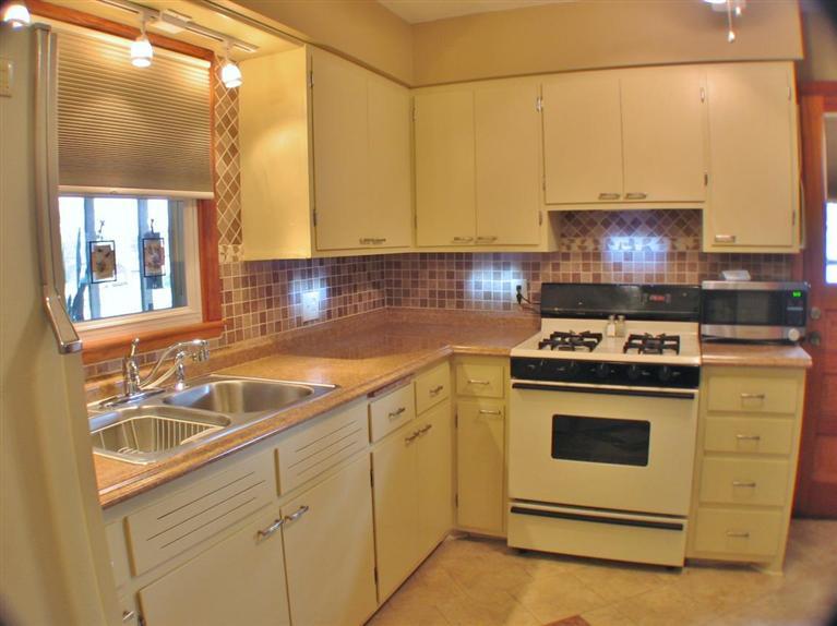 2515 Cleveland Street Clinton, IA 52732 - Photo 2 of 17 Gallery Image 2